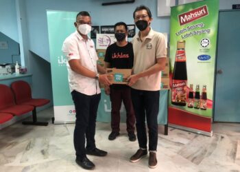 MOHD. Jazri Ikmal Hijaz (kiri) menyerahkan bantuan 1,200 botol kicap manis pedas Mahsuri kepada Pengerusi MAHAR, Jismi Johari.