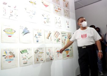 SAARANI Mohamad melihat lukisan yang dipamerkan pada Festival Seni Antarabangsa Ipoh di Ipoh hari ini. - UTUSAN/ZULFACHRI ZULKIFLI