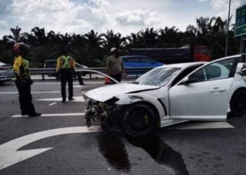 KEADAAN kereta terlibat kemalangan yang menyebabkan dua maut di KM 181 Lebuhraya Utara-Selatan arah selatan dekat Bagan Serai. - UTUSAN/MEDIA SOSIAL