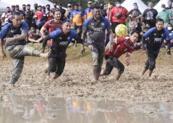 AMINUDDIN Harun turut beraksi dalam Pesta Bola Ngoca di Perkampungan Budaya Terachi, Kuala Pilah, hari ini.-UTUSAN/MOHD. SHAHJEHAN MAAMIN.