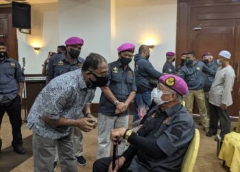 ZAMBRY ABD. KADIR (kiri) berbual dengan seorang veteran Paskal TLDM pada Mesyuarat Agung Tahunan Veteran Paskal di Lumut hari ini. - UTUSAN/MOHAMAD HAFIZI MOHD. SAID
