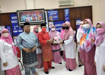 AHMAD Maslan (tiga dari kiri) menerima cenderamata daripada Puteri UMNO Bahagian  Pontian sempena Persidangan Perwakilan Puteri UMNO bahagian itu di Pontian, Johor. -UTUSAN/MUHAMMAD ZIKRI