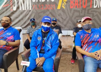 ADNAN Mat (tengah) ketika ditemui pemberita sempena Program Karnival Sukan Port Dickson 2021 di Port Dickson hari ini.-UTUSAN/NOR AINNA HAMZAH