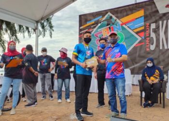 MOHD. Zamri Mohd. Esa (dua dari kanan) menyampaikan hadiah kepada pemenang sempena Program Karnival Sukan Port Dickson 2021 di Port Dickson hari ini.-UTUSAN/NOR AINNA HAMZAH