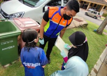 PENGUAT kuasa junior SW Corp melaksanakan pemeriksaan rumah di kawasan perumahan P11A1, Presint 11, Putrajaya.