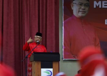 NOH Omar berucap pada majlis perasmian mesyuarat perwakilan wanita UMNO bahagian tanjong karang dan majlis penyerahan ID dan pasword tutor mahir di Dewan Tan Sri Noh Omar, Tanjong Karang, Selangor pada hari ini. - UTUSAN / ZULFADHLI ZAKI