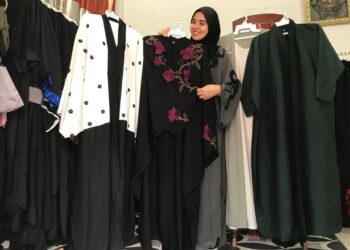 NATASYA Alwi menunjukkan jubah terpakai dari Dubai jenis eksklusif di rumahnya di Lorong Kubur Kuda, Kota Bharu, Kelantan. – UTUSAN/ROSLIZA MOHAMED