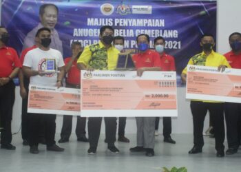 AHMAD Maslan (empat dari kanan) menyampaikan hadiah kepada penerima ABC Parlimen Pontian di Dewan Muafakat Kampung Sungai Pinggan di Benut, Pontian. - UTUSAN/MUHAMMAD ZIKRI
