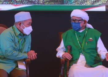 TUAN Ibrahim Tuan Man (kiri) berbual dengan Tan Sri Abdul Hadi Awang dalam Majlis Sambutan Ulang Tahun Pas Ke-70 di Dewan Konvensyen, Taman Tamadun Islam (TTI) di Kuala Terengganu hari ini. - UTUSAN/PUQTRA HAIRRY ROSLI