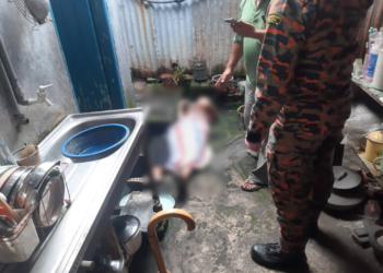 KEADAAN  wanita yang ditemukan sudah  meninggal dunia di rumahnya di Kampung Koh dekat Lumut hari ini. - UTUSAN/IHSAN JBPM