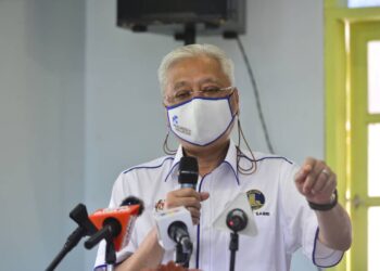 ISMAIL Sabri Yaakob ketika berucap merasmikan Mesyuarat Koperasi Pekebun Kecil Daerah Bera di Dewan Masjid Nurulsalam Kampung Batu Papan di Bera, Pahang. - UTUSAN/SHAIKH AHMAD RAZIF