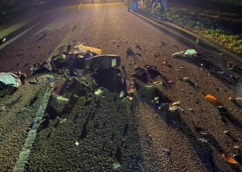 KEADAAN motosikal dinaiki salah seorang mangsa yang remuk selepas bertembung secara berhadapan di Kilometer 31.5 Jalan Kota Tinggi - Kluang berhampiran Kampung Pasir Intan, Kota Tinggi, Johor.