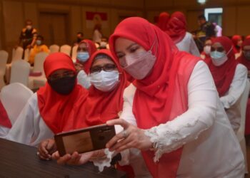 NORLIZA Abdul Rahim (kanan) berswafoto dengan beberapa anggota perwakilan Wanita pada persidangan perwakilan Wanita, Pemuda dan Puteri UMNO Bahagian Bukit Gelugor, Pulau Pinang.