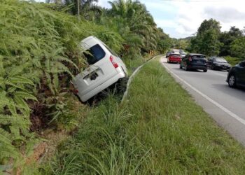 VAN dinaiki mangsa terbabas dalam longkang selepas mengelak babi melintas di Kilometer 63, Jalan Gua Musang-Kuala Krai, Gua Musang, Kelantan hari ini. - UTUSAN/AIMUNI TUAN LAH