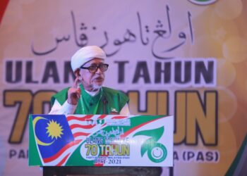ABDUL Hadi Awang ketika berucap dalam Majlis Sambutan Ulang Tahun Pas Ke-70 di Dewan Konvensyen, Taman Tamadun Islam (TTI), Terengganu. - UTUSAN/PUQTRA HAIRRY ROSLI
