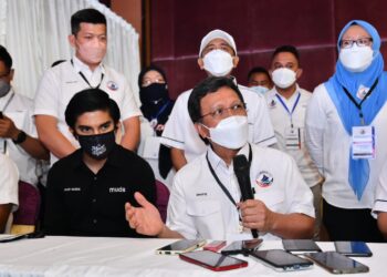MOHD. Shafie Apdal (kanan) bersama Ahli Parlimen Muar, Syed Saddiq Syed Abdul Rahman (kiri) semasa sidang akhbar di Kota Kinabalu hari ini.
