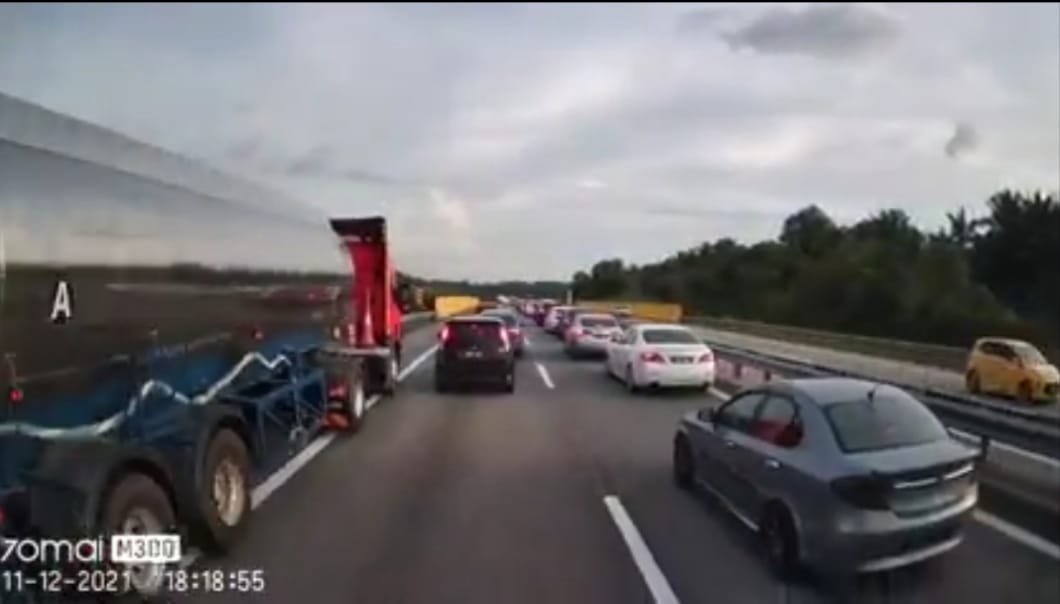 TANGKAP layar sebuah video yang tular di Facebook menunjukkan sebuah lori tangki memotong barisan dengan menggunakan lorong kecemasan di Lebuh Raya Seremban Port Dickson.