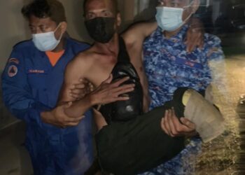 ANGGOTA APM Bandar Baharu menyelamatkan seorang penduduk kampung yang juga orang kurang upaya (OKU) di Kampung Sungai Tepus, Bandar Baharu malam ini.