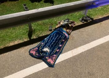 MANGSA yang menunggang motosikal jenis Yamaha Ego dalam perjalanan dari arah Sungai Udang pulang ke rumah mereka di Bertam Ulu.