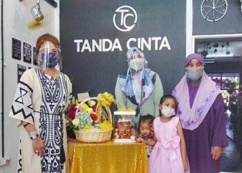 TUANKU HAJAH LAILATUL SHAHREEN AKASHAH KHALIL (kiri) berkenan berangkat merasmikan kedai Tanda Cinta Florist Cafe di Jalan Kangar Jaya 1, Off Jalan Tuanku Syed Putra, Kangar, Perlis hari ini.- UTUSAN