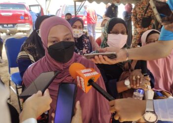 NURUL Jannah Abd. Hamid Khan, 29, ketika ditemui pemberita selepas pengebumian Allahyarham suaminya, Mohd. Firdaus Sulaiman, 32, di Tanah Perkuburan Islam Qaryah Masjid Jamek Dato' Klana Petra Sendeng, Ampangan Seremban hari ini. - UTUSAN/NOR SHAFAWATI YUP