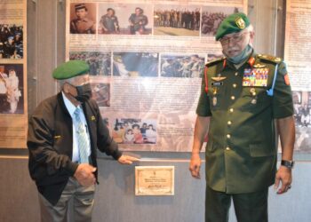 ZAMROSE Mohd. Zain (kanan) melawat bilik pameran bersama bekas PTD ke-11, Jeneral (B) Tan Sri Dr. Borhan Ahmad (kiri) selepas Majlis Perasmian Galeri PTD di Bangunan Markas Pusat Latihan Asas Tentera Darat (Pusasda), Port Dickson hari ini. -  UTUSAN/ZAKKINA WATI AHMAD TARMIZI