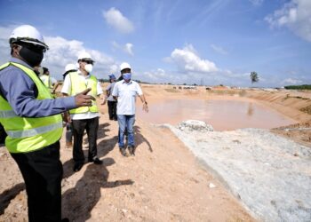S. Veerapan hadir pada pemeriksaan kawalan hakisan dan kelodak (Op Lumpur) di Taman Iringan Bayu, Seremban, hari ini. - UTUSAN/MOHD. SHAHJEHAN MAAMIN
