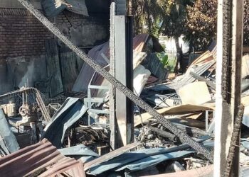 BENGKEL membaiki kenderaan dan aksesori yang menempatkan kira-kira 30 buah motosikal retro musnah dalam kebakaran di Kampung Baru Batu 2 dekat Gerik semalam. - UTUSAN/MEDIA SOSIAL