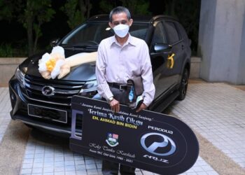 AHMAD Bidin diberikan hadiah oleh 38 'batch' bekas pelajar SPM dari tahun 1980 hingga 2021 TKC sebuah Perodua Aruz sempena Majlis Seluhur Budi Kasih Abadi di sebuah hotel di Seremban malam semalam.