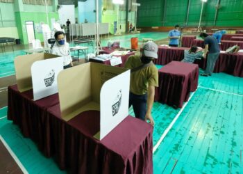 PETUGAS Suruhanjaya Pilihan Raya (SPR) melakukan persiapan menjelang hari mengundi awal Pilihan Raya Negeri (PRN) Sarawak di Kompleks Polis Tabuan Jaya, Kuching, Sarawak. - UTUSAN/MUHAMMAD IQBAL ROSLI