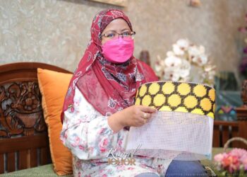 ASIAH Mahmood menunjukkan salah satu produk kraf tangan yang dihasilkannya di Pangsapuri Jentayu, Bandar Baru Kangkar Pulai, Johor.