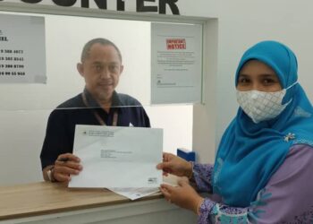 PEGAWAI Yadim membuat aduan kepada Unit Aduan Pengguna SKMM berhubung filem LGBT di SKMM, Cyberjaya.