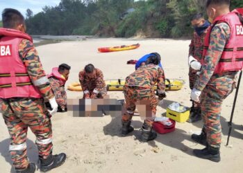 PASUKAN bomba melakukan CPR terhadap pekerja pusat pelancongan yang lemas di Pantai Hisbiscus Villa, Jalan Kampung Marang Parang, Kudat hari ini. - IHSAN BOMBA