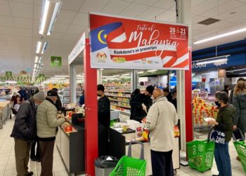 PENGUNJUNG pasar raya Amazing Oriental kelihatan berebut membeli produk durian dari Malaysia menerusi Program Taste of Malaysia. – IHSAN MAFI