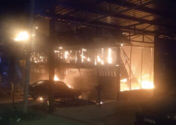 KEBAKARAN rumah dan kedai di Kampung Baru Batu 2 di Gerik semalam. -  UTUSAN/IHSAN JBPM PERAK