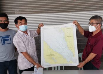 KEE Jeh Hai (kanan) menunjukkan peta sempadan perairan negara dalam sidang akhbar berhubung penahanan nelayan Malaysia oleh pihak berkuasa Indonesia di Hutan Melintang hari ini. - UTUSAN/AIN SAFRE BIDIN