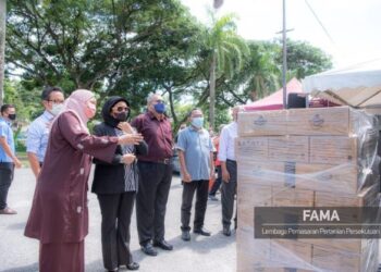 HASLINA Abdul Hamid (dua, kiri) ketika pelancaran pelepasan produk jenama SUDEE dan Maznah ke Eropah di Batu Caves, Selangor, semalam. – Ihsan FAMA
