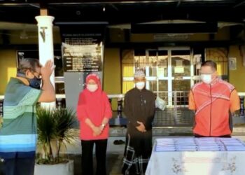 TUANKU SYED FAIZUDDIN PUTRA JAMALULLAIL (kanan) berkenan berangkat menyerahkan sumbangan MAIPs kepada 30 asnaf dalam kalangan anak kariah Masjid As Syakirin, Oran, Mata Ayer, Perlis hari ini.- UTUSAN