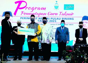 MOHD. ZAKUAN ZAKARIA (dua dari kanan) pada program Pemantapan Guru Takmir peringkat negeri di Butterworth, Pulau Pinang hari ini.