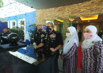 MAZLAN Lazim (tengah) merasmikan Mes Pegawai Kanan IPK Selangor di Shah Alam hari ini.