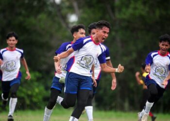 MOHD.Izaham meraikan jaringan gol tunggal pada perlawanan akhir Karnival Bola Sepak Super ICFL di Stadium Mini Shah Alam semalam.- UTUSAN/
ABDUL RAZAK IDRIS