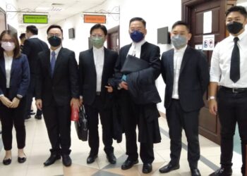 Avril Clarice Chin Ning (kiri), Ivan Alexander Ong (kanan) dan Addam Johanson Jeremy Shayne (dua kiri) bersama peguam mereka, Clement Wong (dua kanan), George Lo (tiga kanan) dan Simon Siah (empat kanan) di Mahkamah Tinggi Kuching semalam selepas mahkamah menolak permohonan semakan kehakiman Undi18.