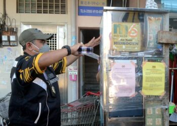 MOHD. Wazir Khalid menyita sebuah mesin air tidak berlesen di Butterworth dalam operasi besar-besaran yang dijalankan serentak di lima daerah di Pulau Pinang hari ini. - UTUSAN/MUHAMMAD IQBAL HAMDAN
