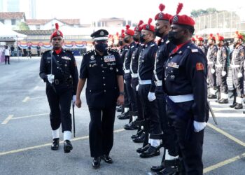 MAZLAN  Lazim (dua dari kiri) memeriksa kawalan kehormatan anggota Pasukan Simpanan Persekutuan Unit 5 pada lawatan kerja di IPK  Perak di Ipoh hari ini. - UTUSAN/ZULFACHRI ZULKIFLI