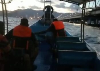 SEKUMPULAN tiga kaki pancing di tiang bawah Jambatan Pulau Pinang berdepan detik cemas hampir sejam apabila terpaksa meredah laut bergelora dan angin kuat ketika dalam perjalanan pulang ke jeti Batu Uban malam tadi.