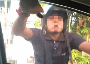 TANGKAP layar menunjukkan suspek yang merentap cermin kereta isterinya hingga pecah dan tercabut dalam kejadian di Jalan Teluk Wanjah, Alor Setar kelmarin.