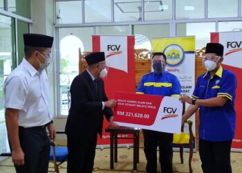 DZULKIFLI ABD WAHAB (dua dari kiri) mempersembahkan sumbangan zakat perniagaan FGV Holdings Berhad kepada Tuanku Syed Faizuddin Putra Jamalullail (dua dari kanan) dalam satu majlis di Masjid Al Hidayah, Titi Beratap, Simpang Empat, Arau, Perlis hari ini.- UTUSAN