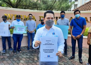 MOHAMMED Firdaus Johari menunjukkan memorandum turunkan harga barang yang diserahkan kepada wakil Menteri Besar Kedah di Wisma Darul Aman, Alor Setar hari ini.