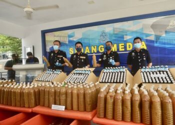 CHA Hoong Fong menunjukkan air ketum dan ubat batuk dirampas polis sewaktu sidang akhbar Jabatan Siasatan Jenayah Narkotik di IPD Klang Selatan, Selangor pada hari ini. - UTUSAN/ZULFADHLI ZAKI