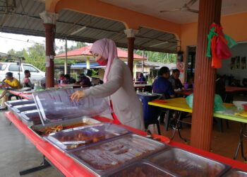 AIDA Zurina Long menjalankan kerja-kerja rutin di kedai miliknya walaupun menjadi perhatian ramai kerana memiliki ketulan lilin dipercayai muntah ikan paus di Kemasik, Kemaman, hari ini.- NIK NUR IZZATUL HAZWANI NIK ADNAN